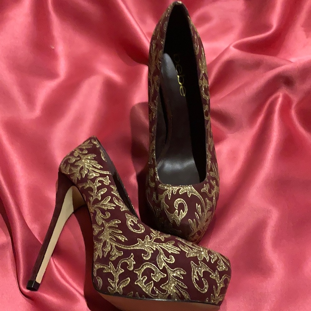 Sexy maroon and gold glitter pattern heels! 🌟
